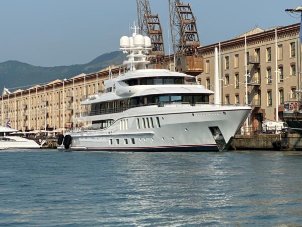 Il megayacht Sixth Sense in porto a Genova: le foto di DN