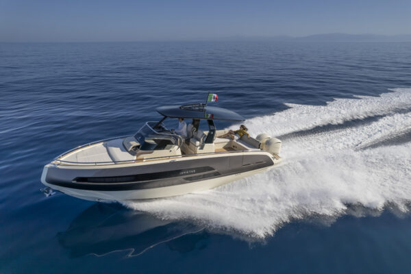 World début in Cannes for the GT320S, the new outboard by Invictus Yachts