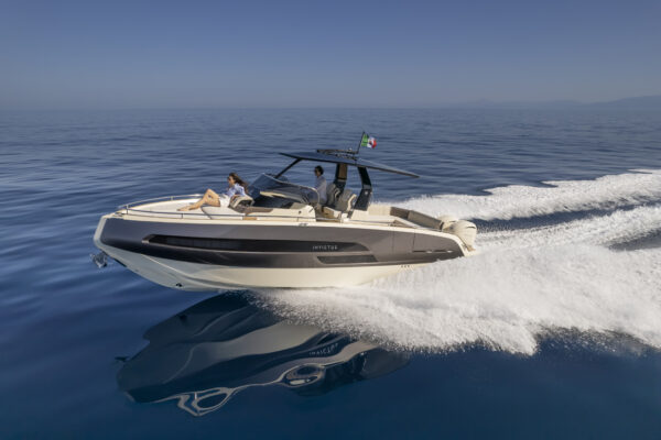 World début in Cannes for the GT320S, the new outboard by Invictus Yachts