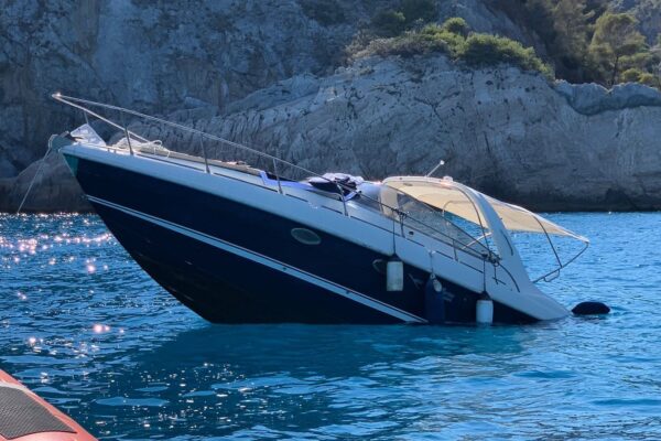 Barca semiaffondata a Varigotti: gli occupanti soccorsi da Guardia Costiera e diportisti