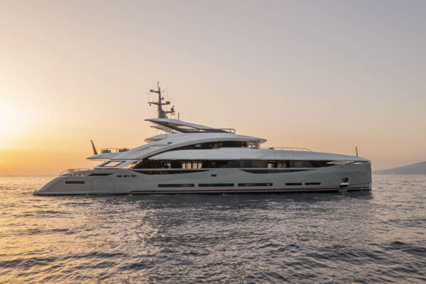 Ecco ISA GT 45 M/Y “Aria SF”,  superyacht dinamico, tecnico e moderno