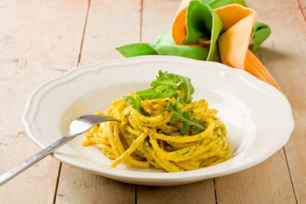 Spaghettoni con crema di rucola e zafferano