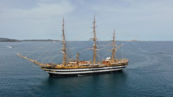 L’inchino della Scuola di mare del Cala dei Sardi a Nave Amerigo Vespucci