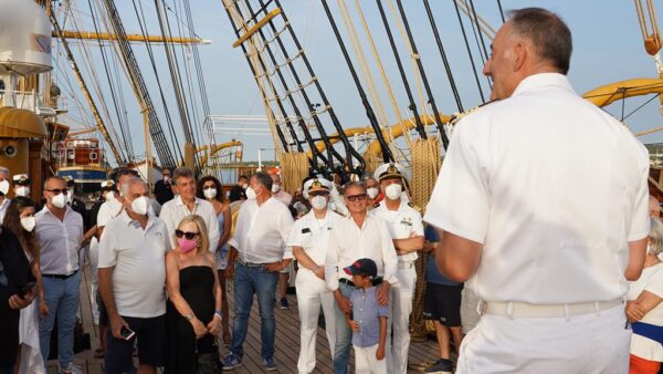 Nave Vespucci a Cala dei Sardi: l’inchino della Scuola di mare