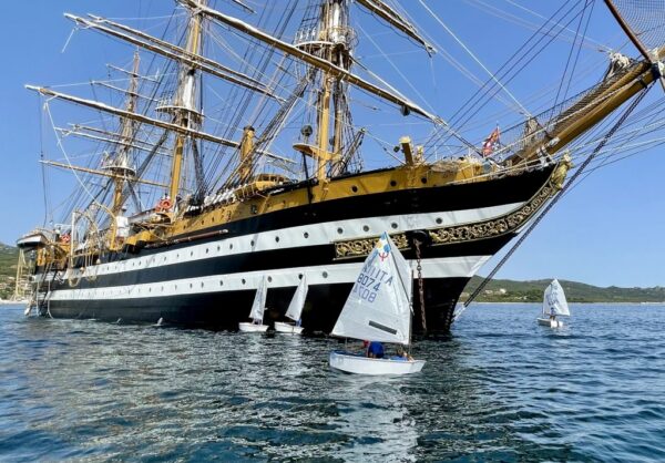 Spettacolo a Cala dei Sardi: l’inchino dei giovanissimi della scuola di mare a Nave Amerigo Vespucci