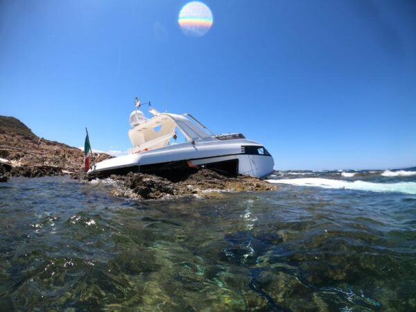 Corsica: yacht battente bandiera italiana finisce contro gli scogli e si rompe lo scafo. Il video