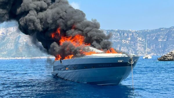 Un Pershing 88 di 27 metri prende fuoco e cola a picco a Positano