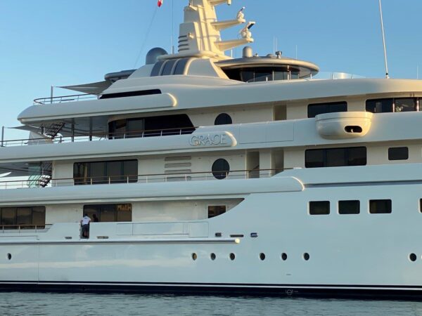 L’arrivo del megayacht Grace al porto di Genova: le foto