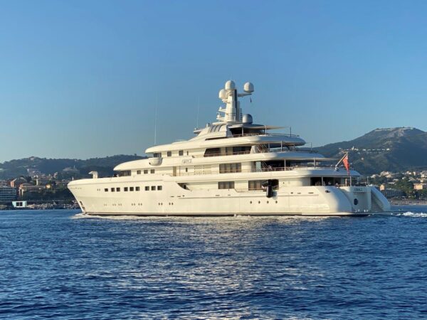 L’arrivo del megayacht Grace al porto di Genova: foto e video