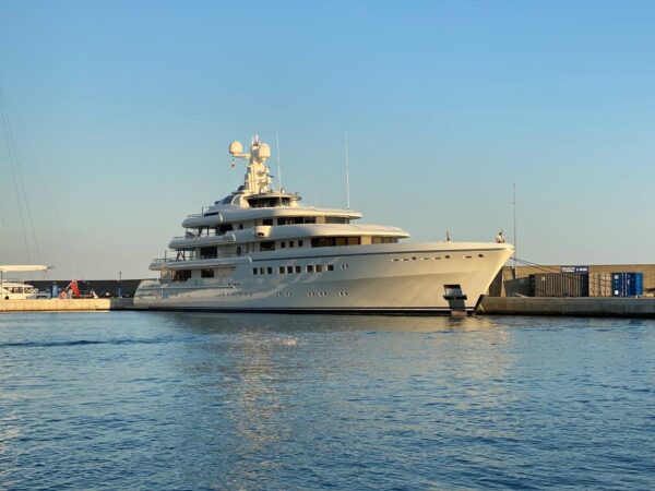 The arrival of the megayacht Grace in the port of Genoa: photos and videos