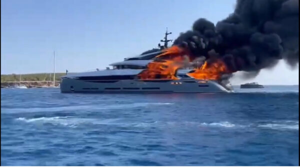 Il superyacht “Aria SF” di ISA Yachts distrutto dalle fiamme a Formentera. Il video