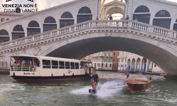 Col surf elettrico nel Canal Grande a Venezia: denunciati due stranieri. Il video