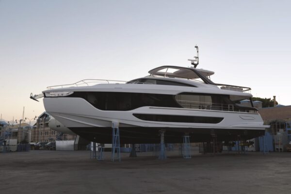 Varato a Viareggio Azimut Grande 26M