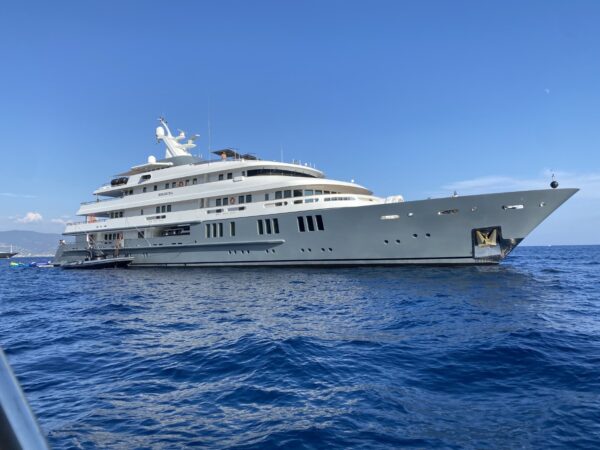 Il megayacht Boadicea a Portofino: quanto costa una settimana di vacanza a bordo?