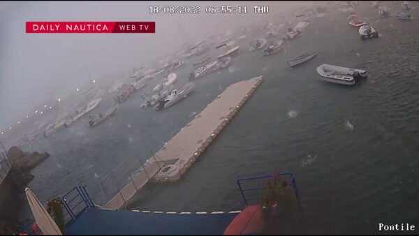 Il porticciolo di Sestri Levante sotto il flagello di vento e grandine