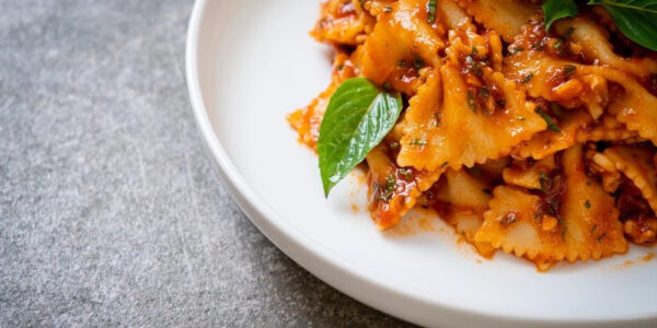 Farfalle con pesto rosso e tranci di tonno