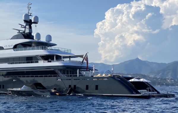 Il megayacht Icon in rada a Portofino: il video