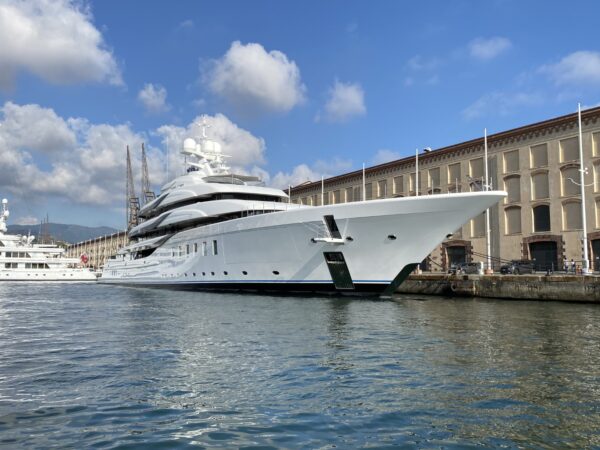 Il megayacht Madsummer in porto a Genova: con i suoi 95 metri è tra i più grandi e lussuosi del mondo