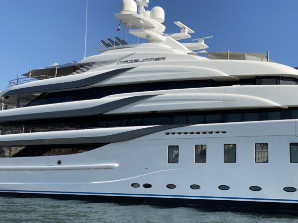 Il megayacht Madsummer in porto a Genova: le foto