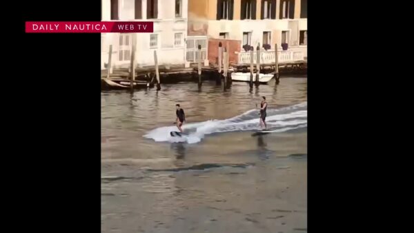 Col surf elettrico nel Canal Grande a Venezia: denunciati due stranieri. Il video