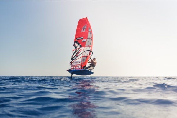 Dalla Liguria alla Corsica in windsurf: la traversata record di Matteo Iachino