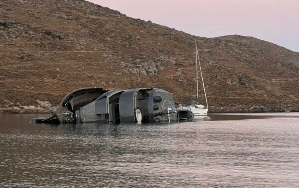 Il superyacht 007 si arena e affonda al largo dell’isola di Kythnos in Grecia