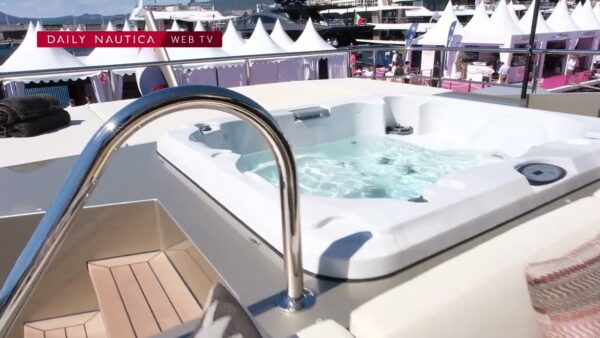 X-Treme 105 è lo yacht dalla poppa modulabile e dagli spazi infiniti