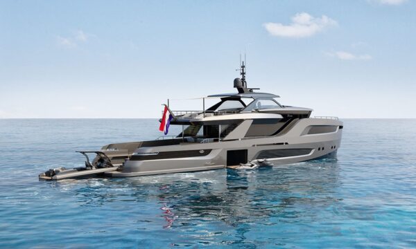 Piscina o alaggio tender? X-Treme 105 è lo yacht dalla poppa modulabile e dagli spazi infiniti