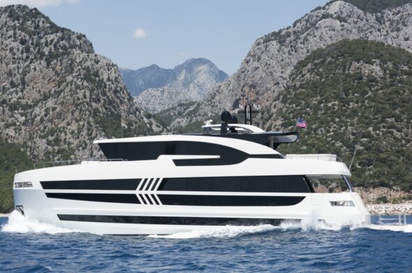 Lazzara UHV 87 has its international début in Cannes: a visit on board the m/y Sandro