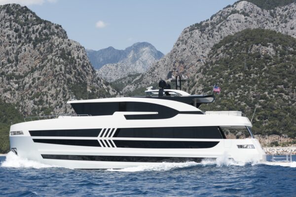 Lazzara UHV 87 al debutto internazionale di Cannes: visita a bordo del m/y Sandro