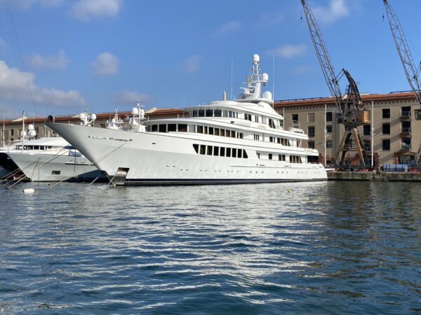 The megayacht “Utopia” in Genova: 6 decks and 6 cabins for passengers