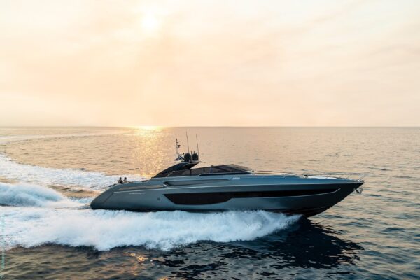 A bordo di Riva 76’ Bahamas Super: da open a coupé grazie al tetto in carbonio