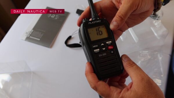 Vhf SX-350 di Plastimo: compatto, leggero e galleggiante