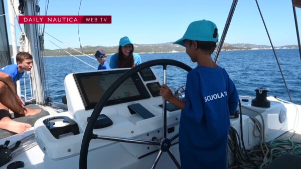 In barca con la Scuola Mare dello Yacht Club Cala dei Sardi tra vela ed ecosostenibilità