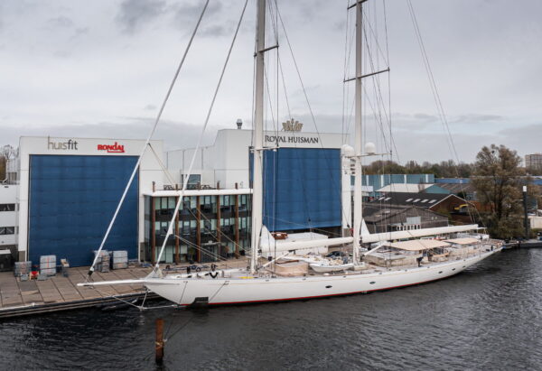 La “nuova” goletta Athos torna in acqua dopo il refit realizzato da Huisfit ad Amsterdam