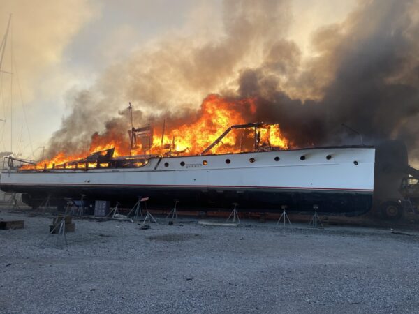 Cinque barche distrutte da un incendio nel porto turistico di New Orleans