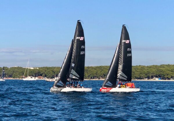 Due barche di Nox Oceani portano i colori dello Yacht Club Cala dei Sardi al Campionato del Mondo RS21 in Croazia