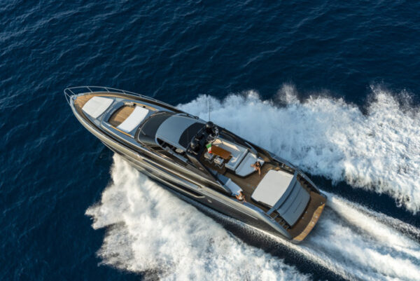 Nuovo Riva 76’ Bahamas Super: restyling dell’iconico yacht open e coupé