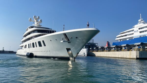 Il superyacht Aquarius torna a Genova: il video