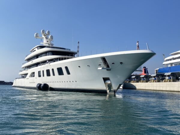 Il superyacht Aquarius torna a Genova: foto e video del 92 metri di Feadship