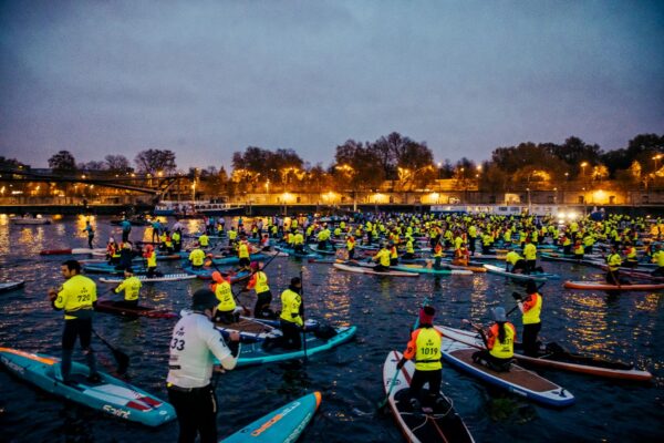 Paris Sup Open: boom di partecipanti lungo la Senna per la gara di Stand Up Paddle