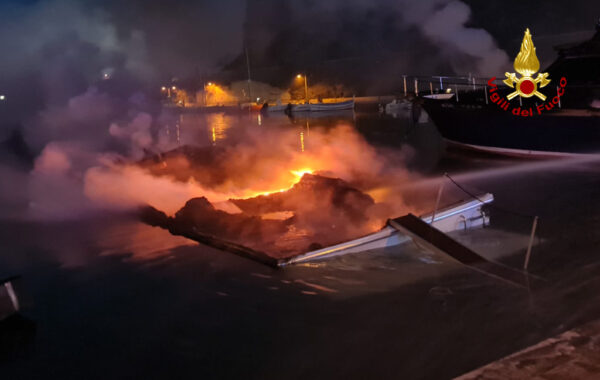 Maxi incendio al porto di Castelsardo: le foto