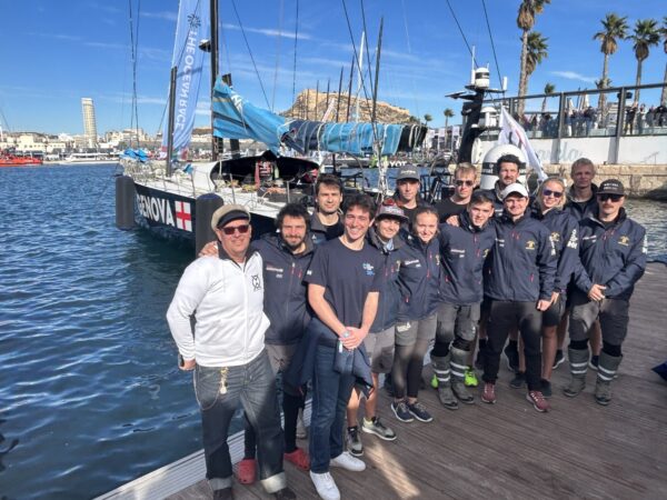 The Ocean Race ha mollato gli ormeggi: le foto del debutto del Team Genova