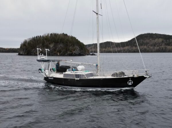 The travelling adventures of a couple and their four dogs as they sail to the Arctic in their ecological sail boat