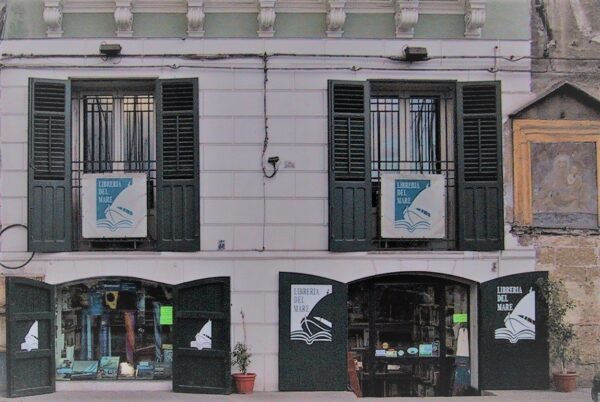 La “libreria del mare” di Palermo: da quasi 30 anni “un’oasi dove potersi rifugiare”