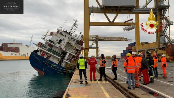 Nave portacontainer di 90 metri si inclina su un fianco nel porto di Genova. Le immagini