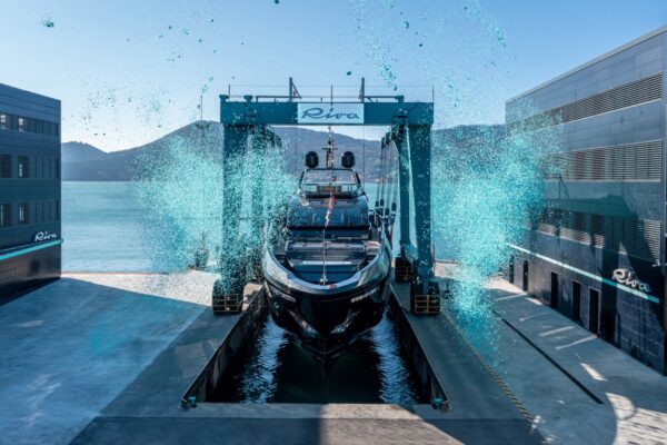 Riva 130’ Bellissima: scende in acqua per la seconda volta l’ammiraglia della flotta Riva