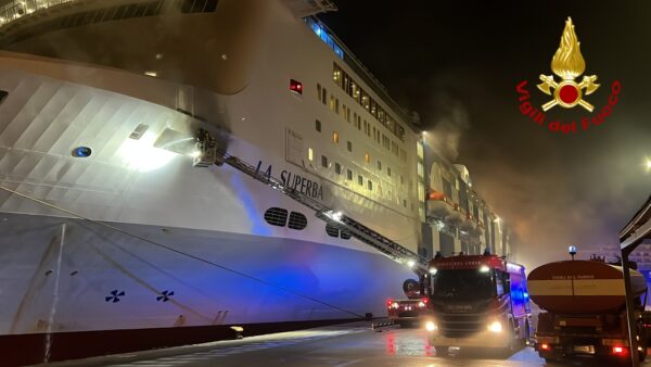 Incendio nel garage di un traghetto GNV nel porto di Palermo: danni agli automezzi