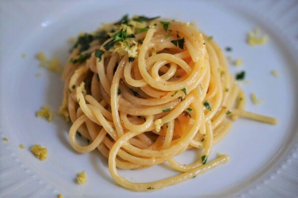 Spaghetti con crema di acciughe al profumo di limone