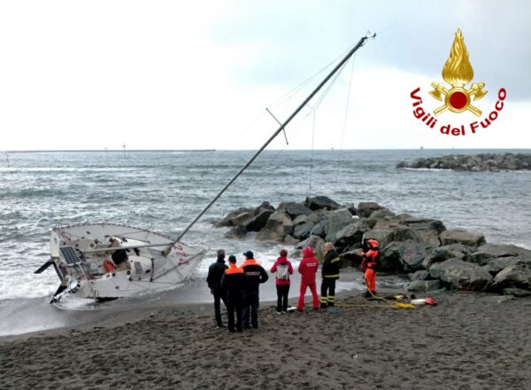 Barca a vela si arena in spiaggia a Genova: salvi scafo ed equipaggio